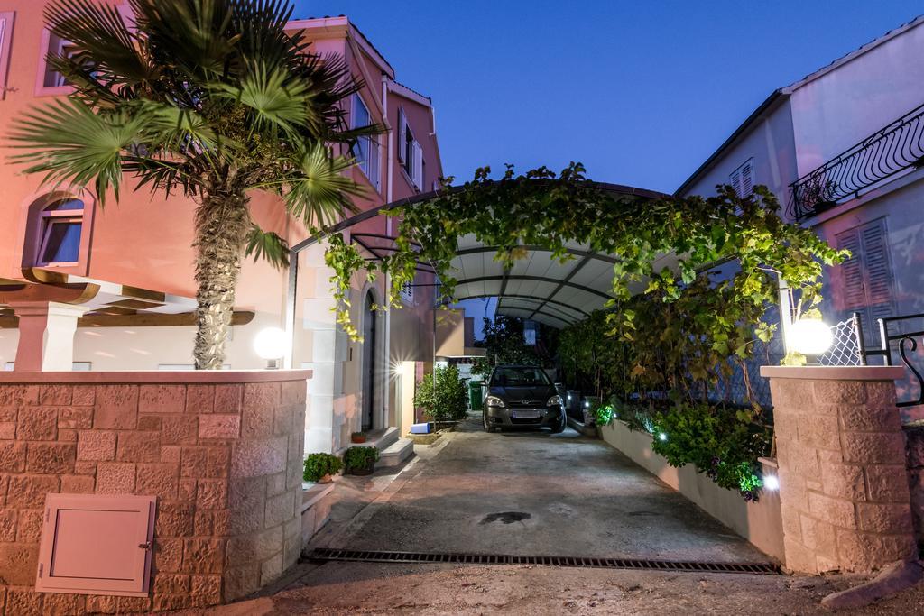 Apartmani Petricevic Supetar Buitenkant foto